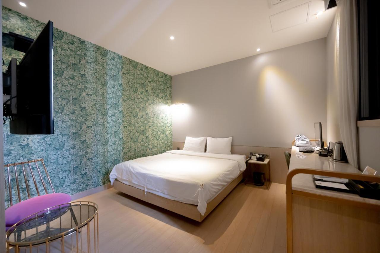 Hound Hotel Seomyeon-Beomcheon Busan Exterior photo